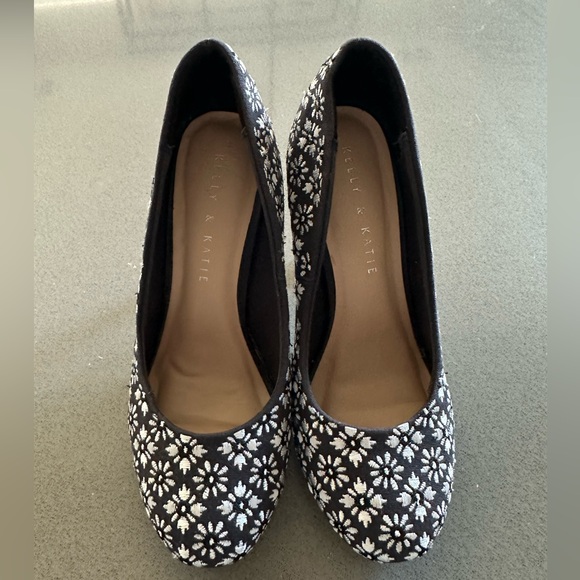 Like-New! Kelly & Katie Floral Embroidered 4" Round Toe Heels - Picture 3 of 5
